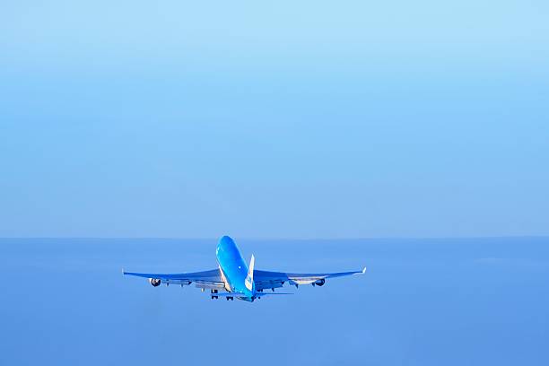 klm boeing 747 - boeing 747 airplane taking off commercial airplane zdjęcia i obrazy z banku zdjęć