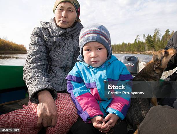 祖母と孫 - シニア世代のストックフォトや画像を多数ご用意 - シニア世代, シベリア, タイガ