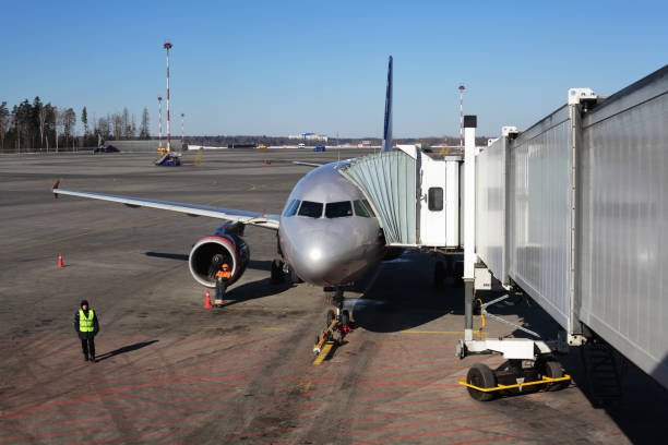 aeroflot russian airlines airbus 319 de sheremetyevo airport terminal d - sheremetyevo photos et images de collection