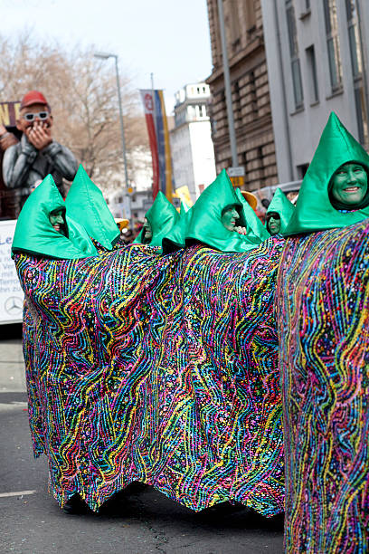 rosenmontagszug, street carnival en rose lunes en mainz, alemania - lindworm fotografías e imágenes de stock