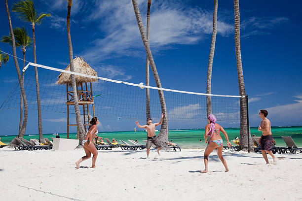 470+ Grupo De Amigos Jogando Vôlei Na Praia Com Céu fotos de stock, imagens  e fotos royalty-free - iStock