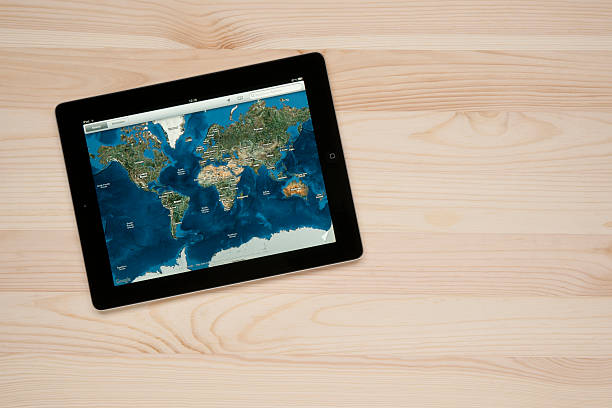 google maps su apple ipad - palmtop electronic organizer personal data assistant global positioning system foto e immagini stock
