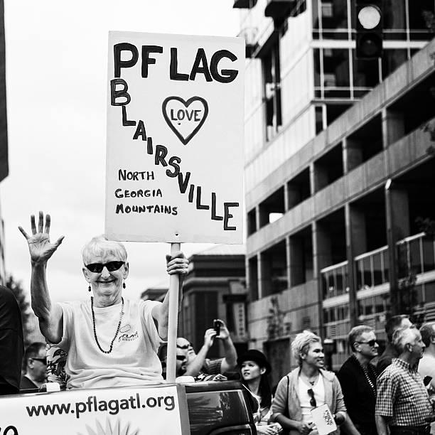 marciare per pflag - atlanta pride foto e immagini stock