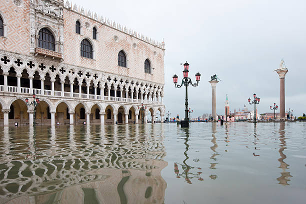 venedig, italien. acqua alta vor dem ducale palace - acqua alta stock-fotos und bilder