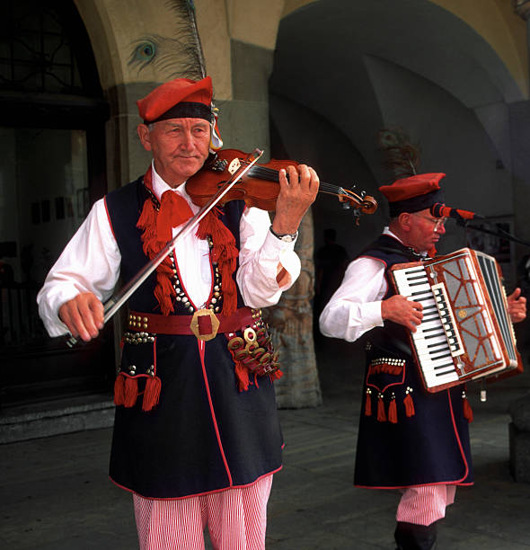 musicisti di strada a cracovia - krakow traditional music editorial folk music foto e immagini stock