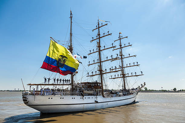 ecuadorianischer windjammer guayas mit den teammitgliedern auf schiff tauwerk - bark stock-fotos und bilder