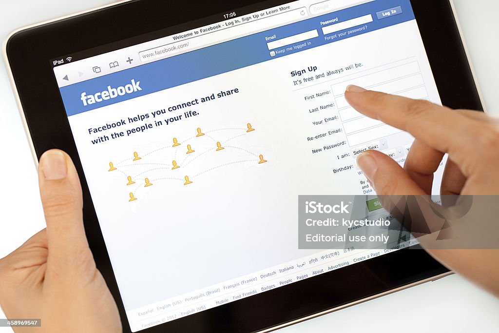 Inscríbase en Facebook en Apple iPad2 - Foto de stock de Accesibilidad libre de derechos