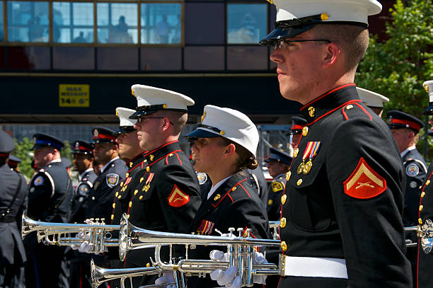 usa. marine corps marszowa banda członków, nypd memorial, nyc - editorial shadow new york city manhattan zdjęcia i obrazy z banku zdjęć