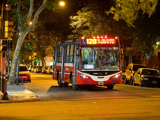 autobus in un traffico lavorazioni da leggere di notte, buenos aires, argentina - public transportation buenos aires argentina palermo buenos aires foto e immagini stock