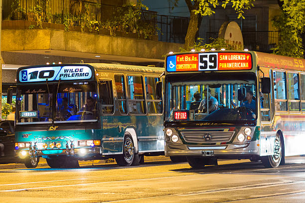 autobus a un traffico lavorazioni da leggere di notte, buenos aires, argentina - public transportation buenos aires argentina palermo buenos aires foto e immagini stock