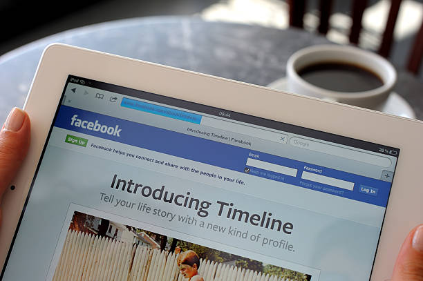 facebook na ipad 3 osi czasu - facebook timeline ipad women zdjęcia i obrazy z banku zdjęć