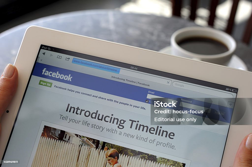 Facebook Timeline no iPad 3 - Foto de stock de Adulto royalty-free