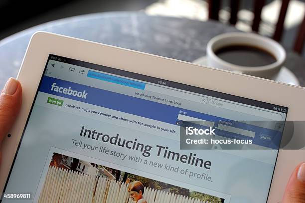 Foto de Facebook Timeline No Ipad 3 e mais fotos de stock de Adulto - Adulto, Amizade, Aplicação móvel