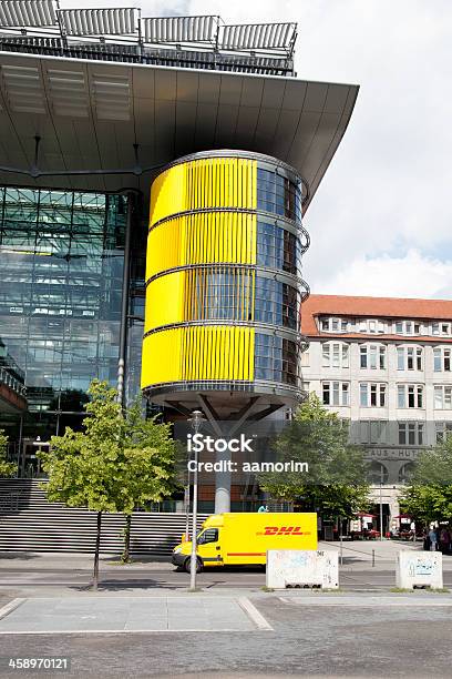Żółty Dostawy Van Przed Budynek Biurowy - zdjęcia stockowe i więcej obrazów Architektura - Architektura, Berlin, Bez ludzi