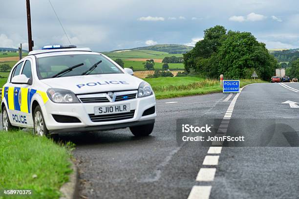 Polícia Britânica Carro Estacionado Ao Lado Da Estrada - Fotografias de stock e mais imagens de Escócia