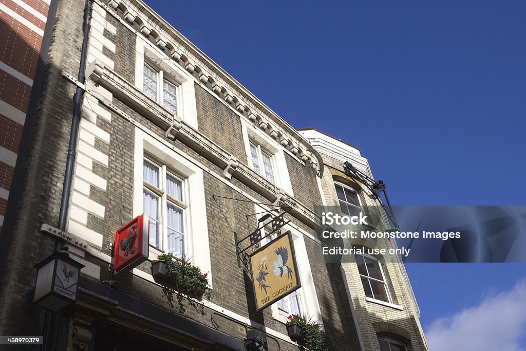 La cabina di pilotaggio Pub di Londra, Inghilterra - Foto stock royalty-free di Ambientazione esterna