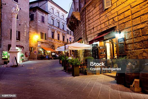 Montepulciano Al Atardecer Foto de stock y más banco de imágenes de Aire libre - Aire libre, Anochecer, Antiguo