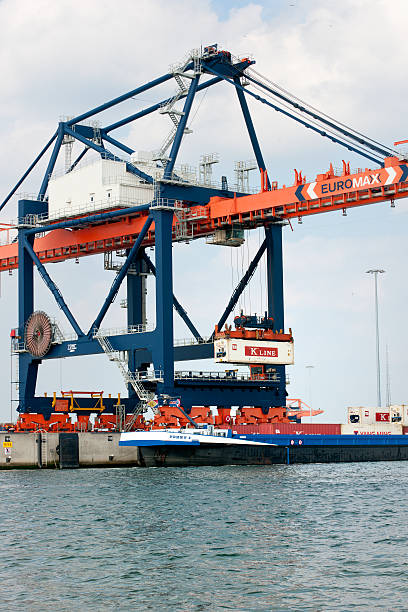 gantry кран загрузка грузовой контейнеровоз на гавань - harbor editorial industrial ship container ship стоковые фото и изображения