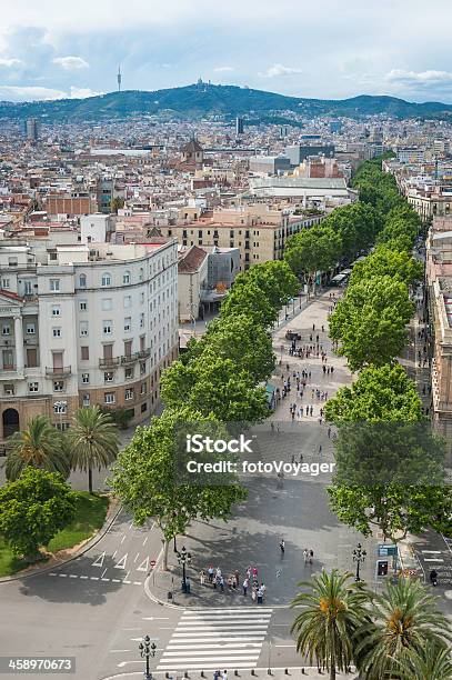 Barcelona La Rambla Marco Rua Comercial Espanha - Fotografias de stock e mais imagens de Andar - Andar, Ao Ar Livre, Avenida