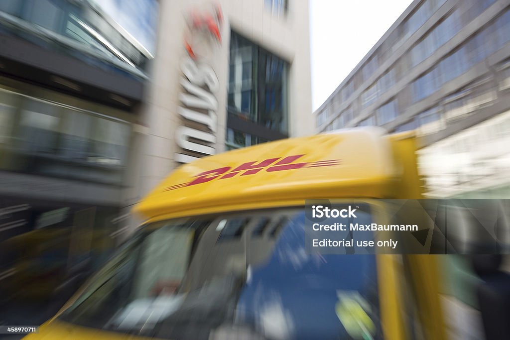 DHL camión de reparto de la ciudad - Foto de stock de DHL libre de derechos