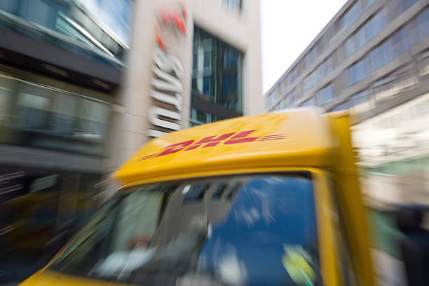 dhl 목표도달 배달차 city - delivery van driving deutsche post ag dhl 뉴스 사진 이미지