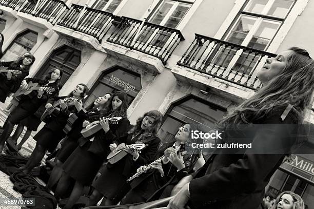 Estudiantes Canta En Lisboa Foto de stock y más banco de imágenes de Adulto - Adulto, Adulto joven, Aire libre
