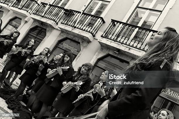 Foto de Alunos Cantando Em Lisboa e mais fotos de stock de Adulto - Adulto, Baixa de Lisboa, Brincar