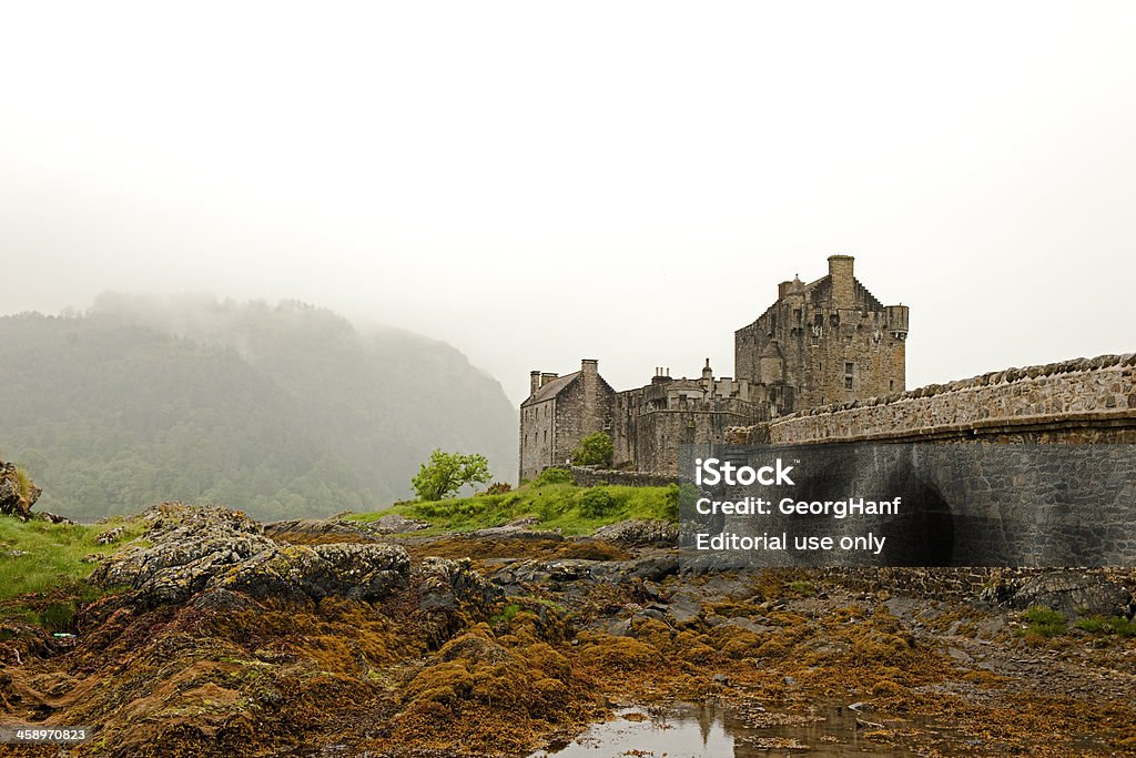 Castello Eilean Donan nella nebbia - Foto stock royalty-free di Acqua
