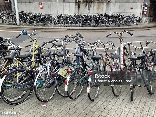 Muchas Las Bicicletas De Amsterdam Foto de stock y más banco de imágenes de Bicicleta - Bicicleta, Ciudad, Ciudades capitales