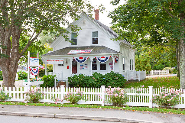 casa com votação republicana placas, chatham, massachusetts - mitt romney fotos - fotografias e filmes do acervo