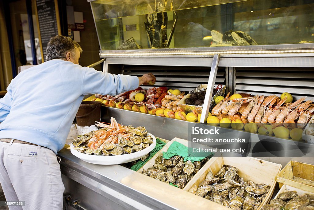 Человек rearranging морепродукты представлены на вход в ресторан - Стоковые фото Взрослый роялти-фри