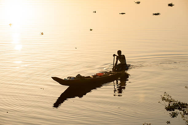 fischerboot auf kaptai lake, rangamati, bangladesch - benglalese stock-fotos und bilder