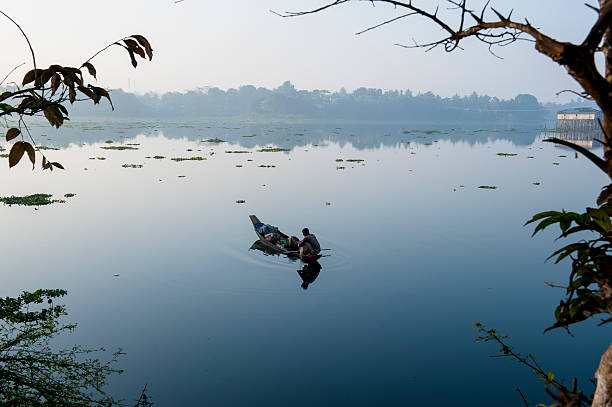 fischerboot auf kaptai lake, rangamati, bangladesch - benglalese stock-fotos und bilder