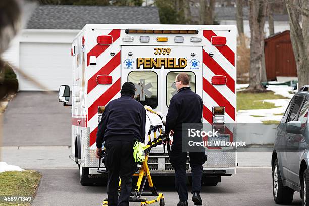 Photo libre de droit de Ambulance Crew Mouvement Patient Durgence banque d'images et plus d'images libres de droit de Accident et désastre - Accident et désastre, Adulte, Ambulance