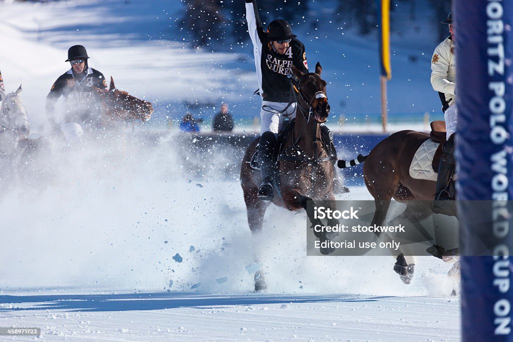 Polo jugador de carga - Foto de stock de Polo - Deportes ecuestres libre de derechos