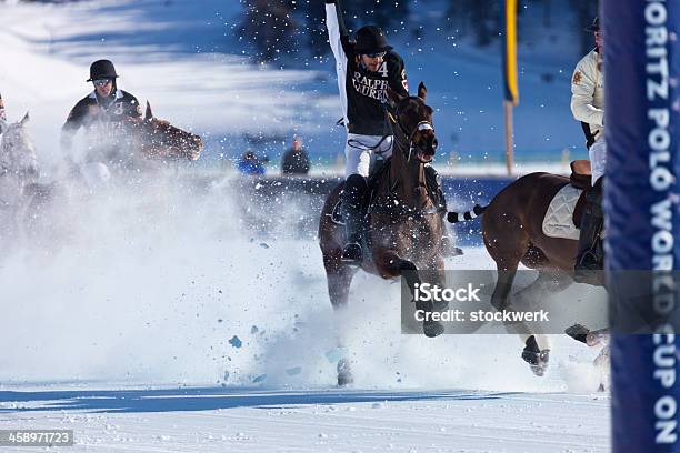 Polo Jugador De Carga Foto de stock y más banco de imágenes de Polo - Deportes ecuestres - Polo - Deportes ecuestres, Sankt Moritz, 2013