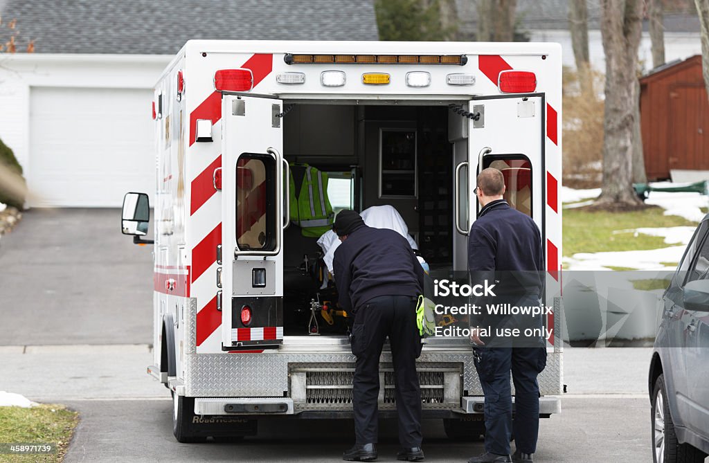 Auxiliaires médicaux chargement Patient en Ambulance - Photo de Maison libre de droits