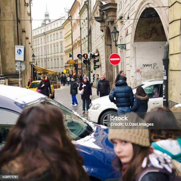 Ruchpraga Republika Czeska - zdjęcia stockowe i więcej obrazów 14-15 lat - 14-15 lat, Budynek z zewnątrz, Dorosły