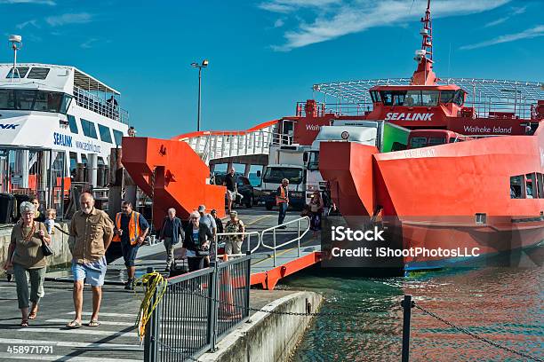 Foto de Ferry e mais fotos de stock de Ilha Waiheke - Ilha Waiheke, Atracado, Barco de passageiros