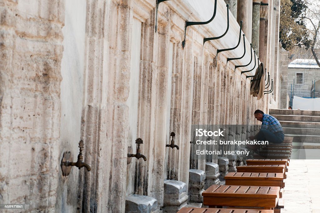 Homem muçulmano desempenho wudu (wudhu) antes rezar, Istambul, Turquia - Foto de stock de Ablução muçulmana royalty-free