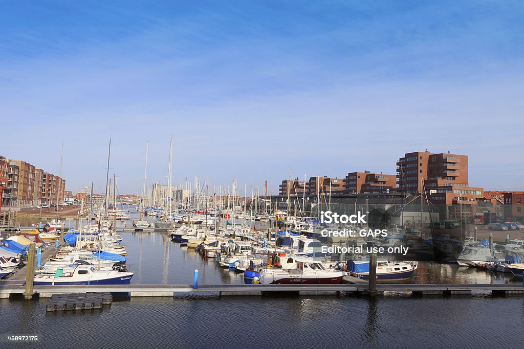 Barche a vela nel porto di Scheveningen - Foto stock royalty-free di Porto marittimo