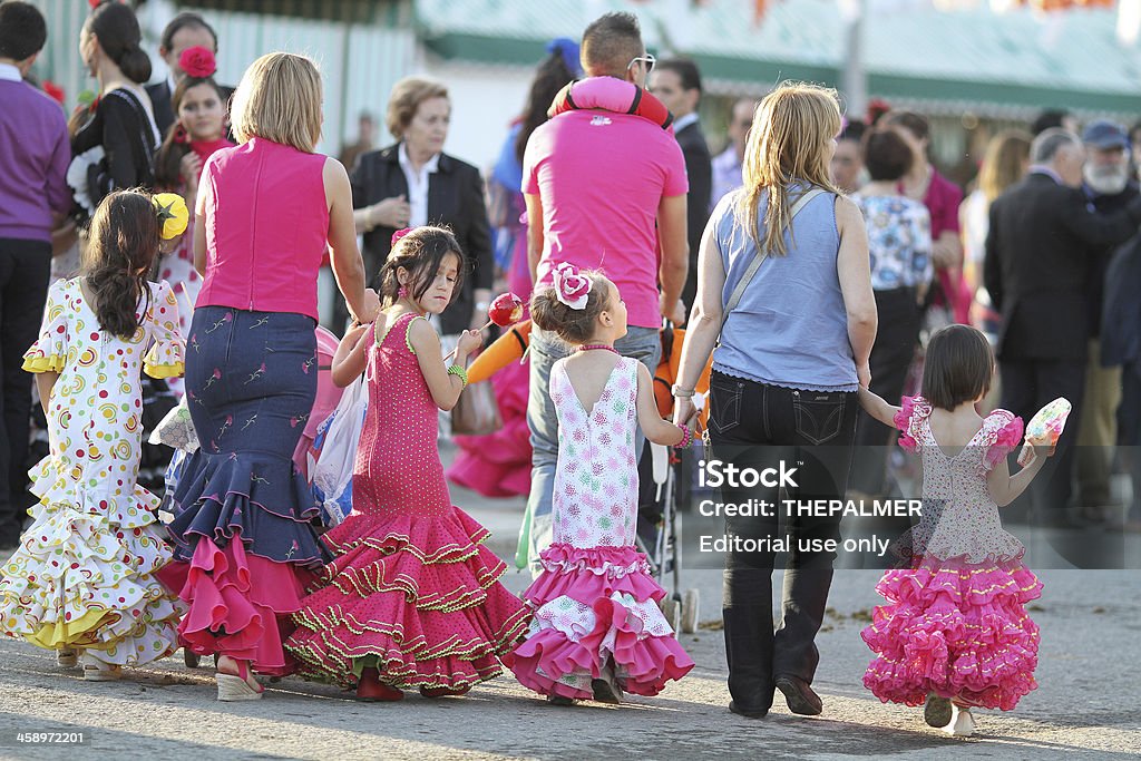 Bambini walkign tutto, durante la Fiera di aprile - Foto stock royalty-free di Adulto