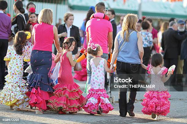 Bambini Walkign Tutto Durante La Fiera Di Aprile - Fotografie stock e altre immagini di Adulto - Adulto, Allegro, Ballerina - Ballerino