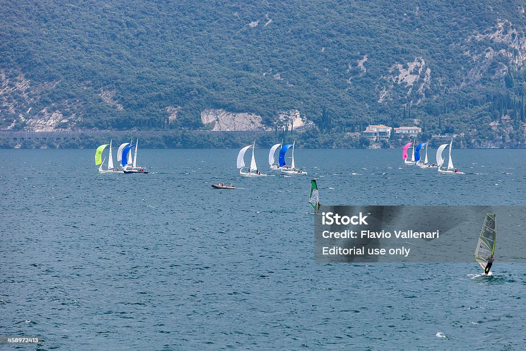 Corrida de barcos no Lago de Garda - Foto de stock de Atividade Recreativa royalty-free