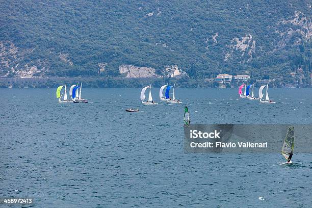 Foto de Corrida De Barcos No Lago De Garda e mais fotos de stock de Atividade Recreativa - Atividade Recreativa, Cena Não-urbana, Cultura Italiana