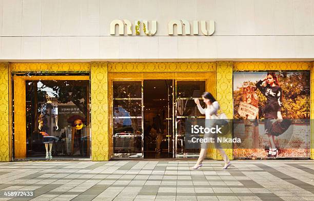 Miumiu Store In Shanghai China Stockfoto und mehr Bilder von Bekleidungsgeschäft - Bekleidungsgeschäft, Eingang, Luxus