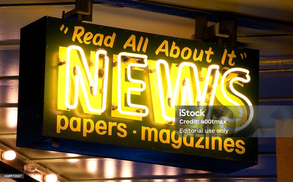 Néon Leia todas as bancas de jornais sobre o sinal de - Royalty-free Amarelo Foto de stock