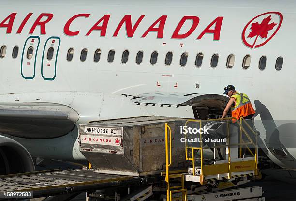 Aircanadaflüge Stockfoto und mehr Bilder von Air Canada - Air Canada, Beladen, Bodenpersonal