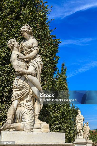 Foto de Esculturas No Jardim De Schönbrunn Viena e mais fotos de stock de Casal - Casal, Estátua, Estilo Grego Clássico