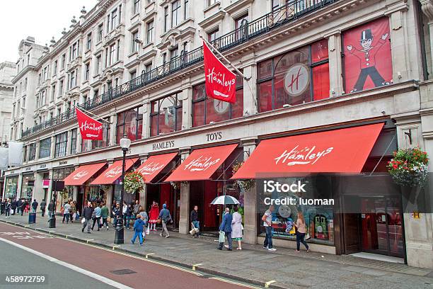 Foto de Hamleys Grande Loja Em Londres e mais fotos de stock de Andar - Andar, Antigo, Avenida